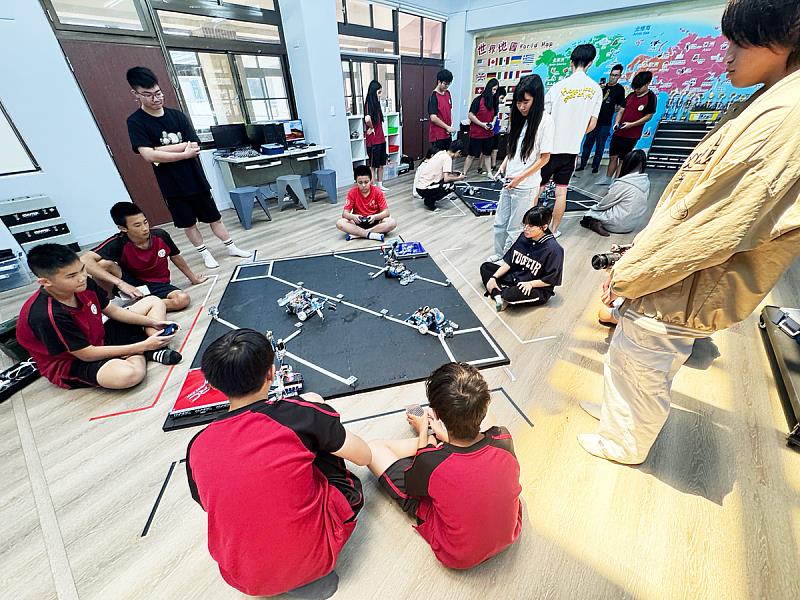 文化大學輔導原鄉學生發展AI機器人與科技專題,多位學生透過技藝技能優良學生甄審升學,錄取理想學校。