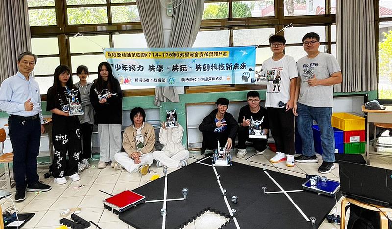 文化大學教育與學習科技學系團隊長期投入南投原鄉學校,推動AI機器人教育,培養學生科技實作與創新能力。