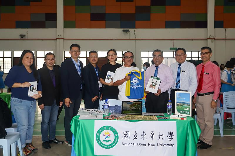 東華大學致贈禮品予當地中學。