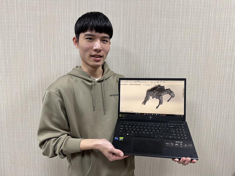 大同大學機材系三年級楊瑋竣的夢想，是打造會跑跳的機器狗。