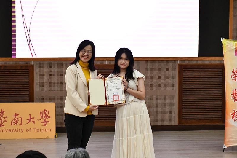 南大教務長於「南大之光」典禮頒發書卷獎，肯定同學在學業表現上的優異成果，展現臺南大學積極向學的校園氛圍。