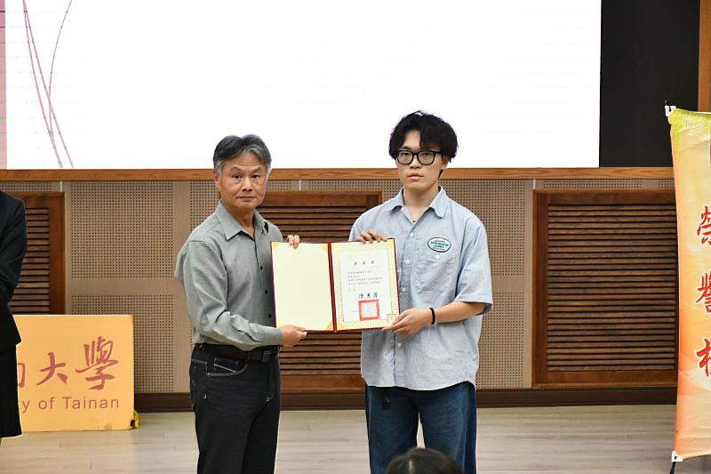 南大總務長於「南大之光」頒獎典禮頒發獎項，肯定同學努力與成果，展現臺南大學鼓勵學生持續精進的校園文化。