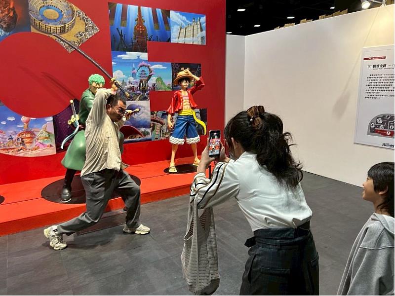 不少家長帶著孩子一同參觀展覽，在角色場景前拍照互動，重溫童年追番的熱血時光。