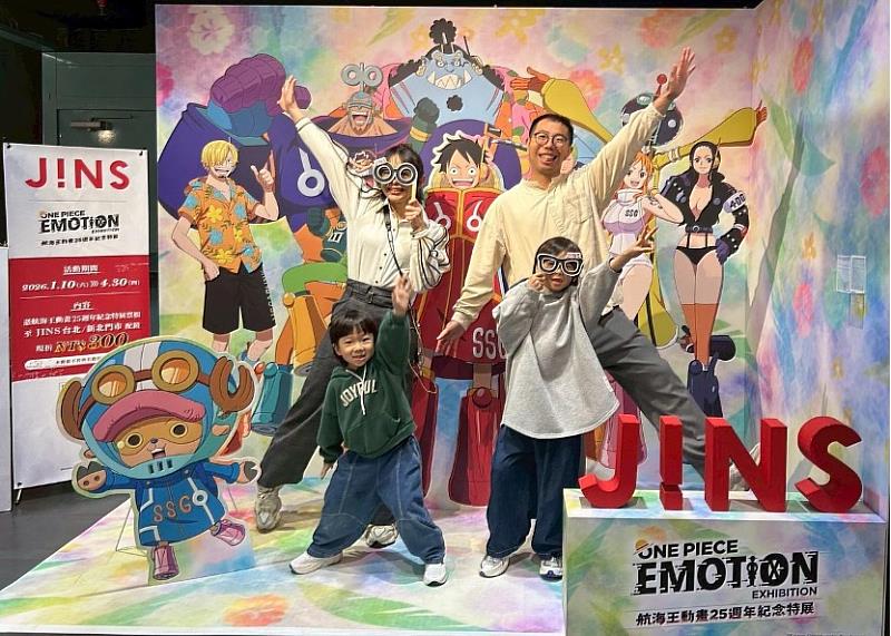 親子創作者「滾滾一家」在JINS航海王主題打卡區拍照留念。