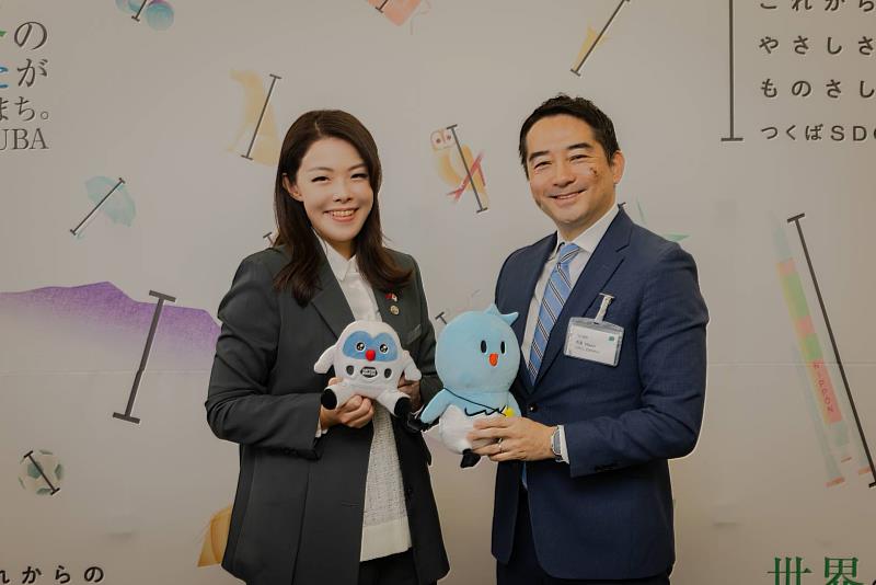 雙方相互致贈城市吉祥物娃娃。