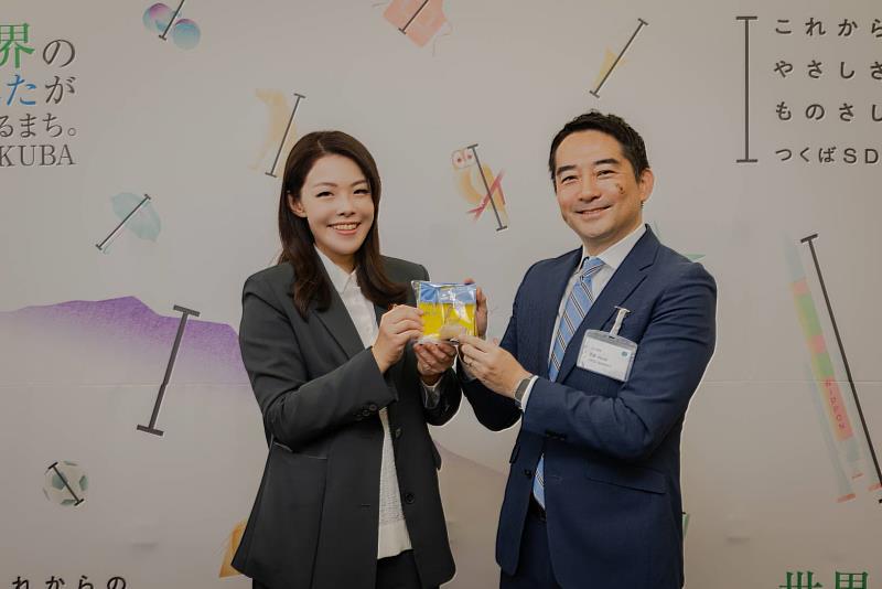 高虹安市長致贈台灣知名飲品「50嵐」珍珠奶茶一卡通鑰匙圈。