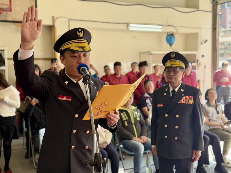 第六救災救護大隊大隊長林登港進行宣誓。