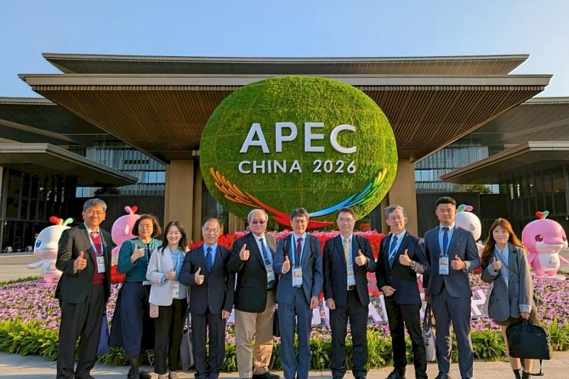 我國APEC PPSTI 27中國大陸廣州會議代表團合影。ACABT代表－執行秘書朱正永教授（左1）與專案經理劉承翰先生（右2）協同國科會出席與會。