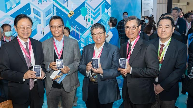 副市長林琨瀚與桃園市長張善政及新竹縣長楊文科參觀展區。