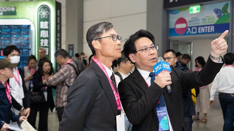 副市長林琨瀚專注聆聽導覽解說。