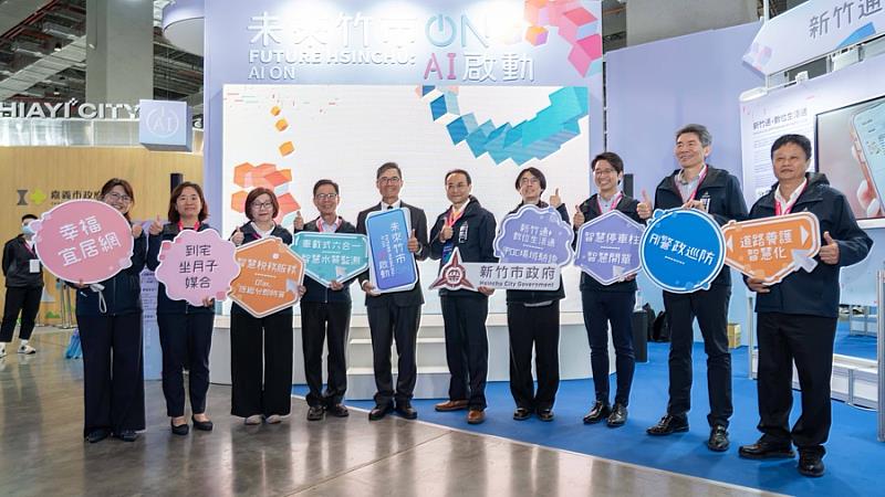新竹市政府團隊於展館前合影留念。