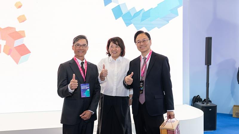 副市長林琨瀚與嘉義市長黃敏惠、桃園市長張善政合影留念。