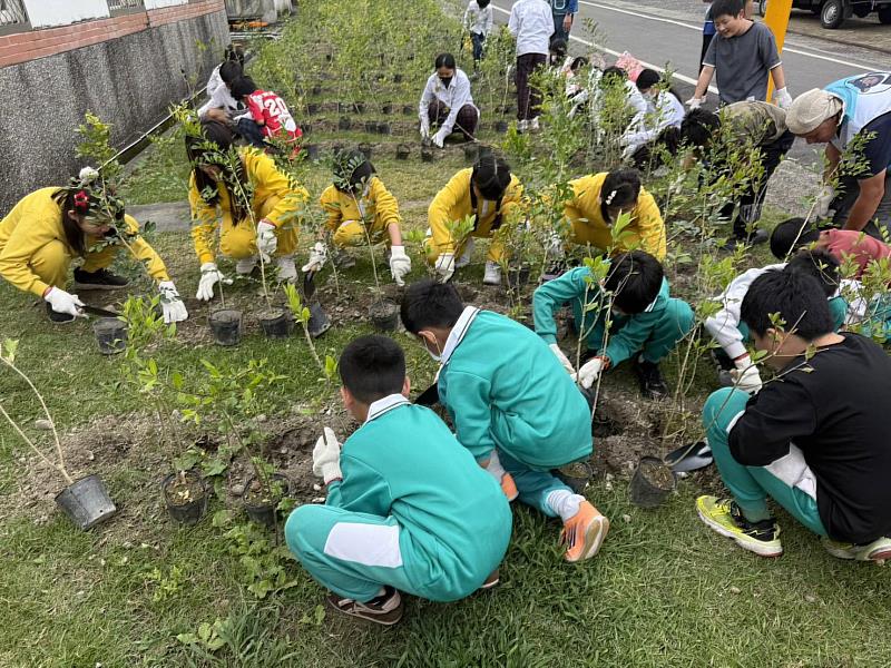 成功國小師生一同參與植樹。