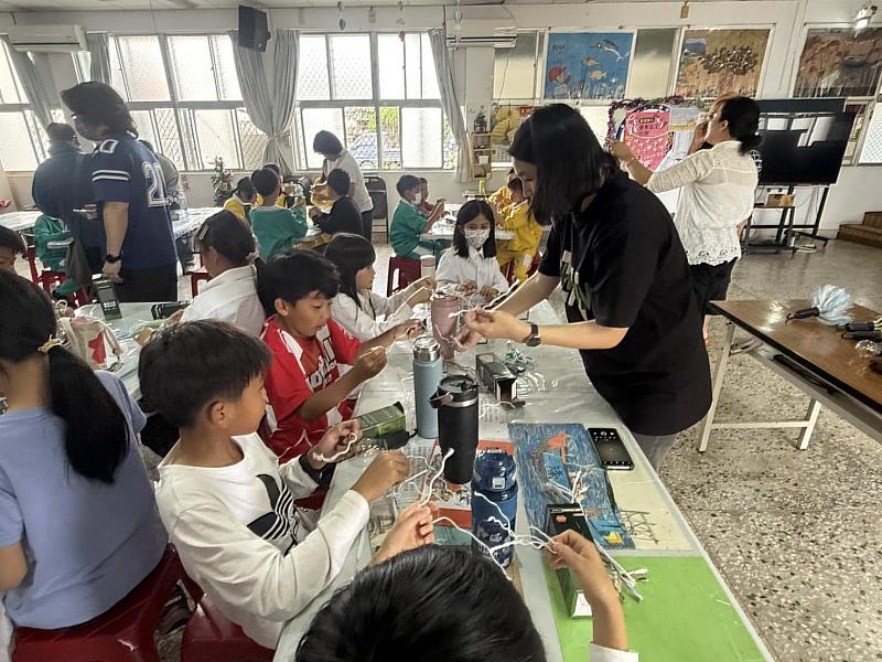 成功國小師生參與海廢定置漁網吊燈DIY體驗。