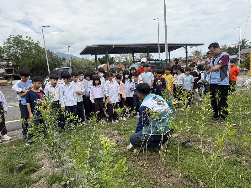成功國小學生仔細聆聽植樹技巧。