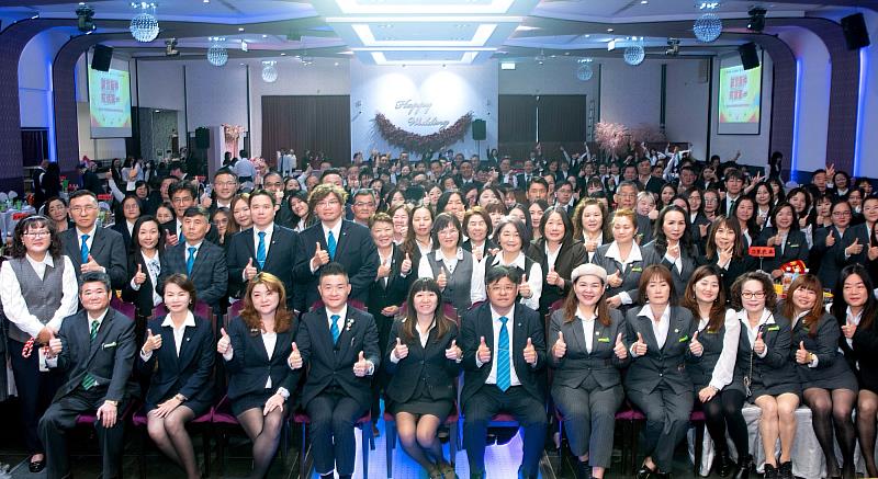 永慶加盟四品牌嘉義聯賣區舉辦春酒晚會，席開45桌、近500位夥伴齊聚同歡，是嘉義房仲業桌數最多的春酒。（永慶房產集團提供）