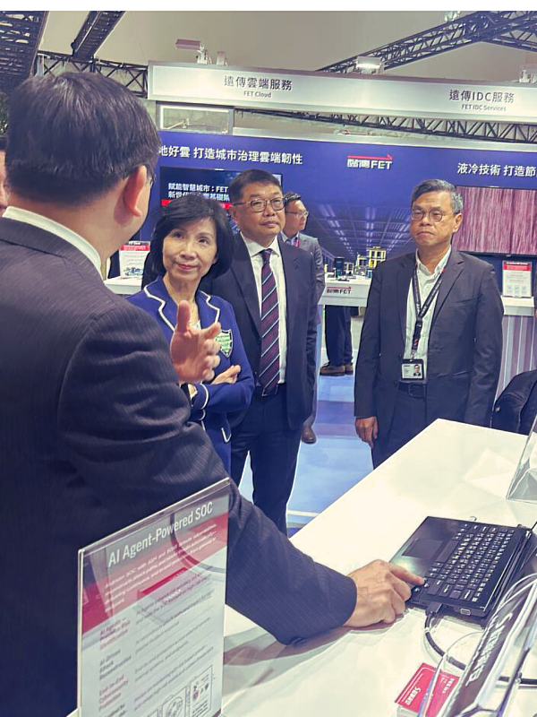 數聯資安在智慧城市展中大秀實力。（左起：遠傳井琪總經理、數聯資安曾詩淵董事長、數聯資安李明憲總經理）