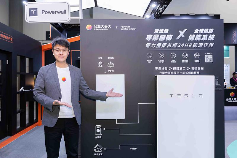 台灣大取得Tesla Powerwall認證安裝廠商資格，不僅代表正式跨入家用儲能市場，作為布局「智慧儲能」的重要起點，更是「智慧家庭」與「智慧移動」整體戰略的延伸，透過儲能調度支援移動與居住的電力無縫銜接。（圖為台灣大哥大個人用戶事業商務長林東閔）