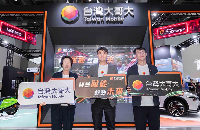 「2026智慧城市展」台北場今日盛大開幕，台灣大哥大以「智慧賦能 綠動未來」為主題，展出「智慧家庭與儲能」、「智慧移動」、「智慧店家」、「智慧基建」、「智慧醫療」及「智慧消防」6大領域、20項服務應用。（左起：台灣大企業服務事業商務長朱曉幸、個人用戶事業商務長林東閔、中小企業事業副總經理林德偉）