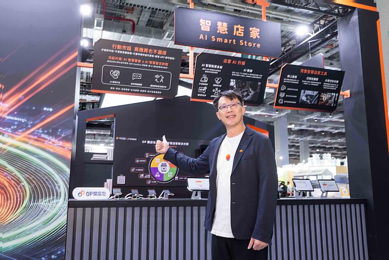 「智慧店家」方面，整合行動市話與寬頻服務的「OP開店包」、人才培訓工具「AI教練」、具備「語音預約」與「留言助理」功能的「AI智慧語音」、電信業首家先買後付服務「大哥付你分期」、AI 智慧點餐系統、線上點餐系統、訂候位服務，一站式整合7大服務，助力中小企業搶占AI時代商機。（圖為台灣大哥大中小企業事業副總經理林德偉）
