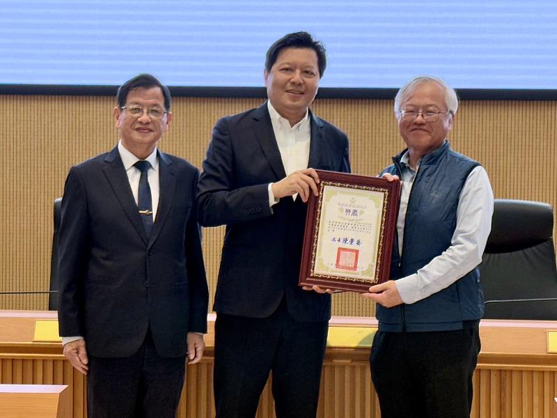 朱副市長頒發醫療指導醫師聘書。（右1：亞東醫院蔡光超醫師）