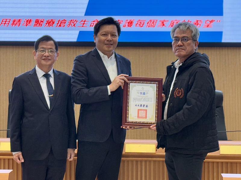 朱副市長頒發醫療指導顧問聘書。(右1:萬芳醫院許金旺醫師)