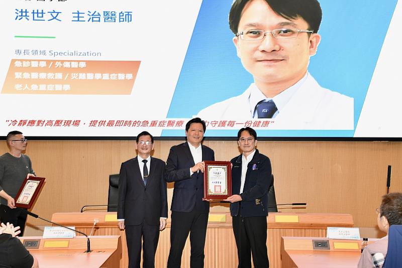 朱副市長頒發醫療指導顧問聘書。（右1：新光醫院洪世文醫師）