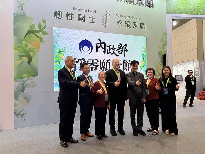美國馬里蘭州蒙哥馬利郡Marc Elrich(中)郡長連續4年率團來台參與智慧城市展,與內政部董建宏政務次長(右3) 、睿田能源李佳蓉總經理(右1)、睿田能源薛煒立執行長(左2)合影。