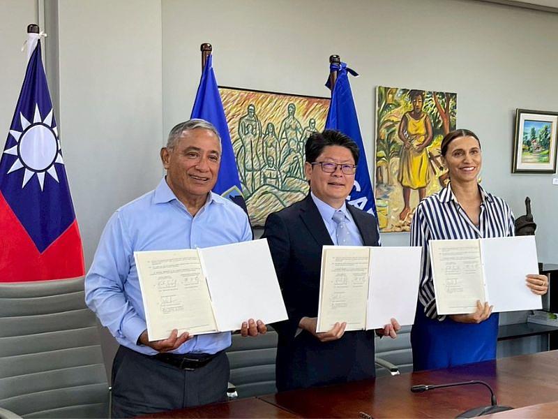 貝里斯總理布里仙紐（John Briceño）、財團法人國際合作發展基金會（國合會）秘書長黃玉霖與美洲開發銀行（IDB）集團駐貝里斯代表卡菈．岡薩雷斯（Karla González）簽署「貝里斯促進勞動力參與及就業計畫」貸款合約及協調協議，三方將攜手合作，強化貝里斯就業服務體系，提升技術勞動力供給。