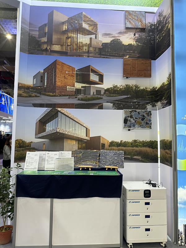 睿田能源展示彩繪光電外牆解決方案，透過建築立面整合發電技術與材料設計，實現節能、創能與建築美學融合，打造可複製的淨零建築應用模式。