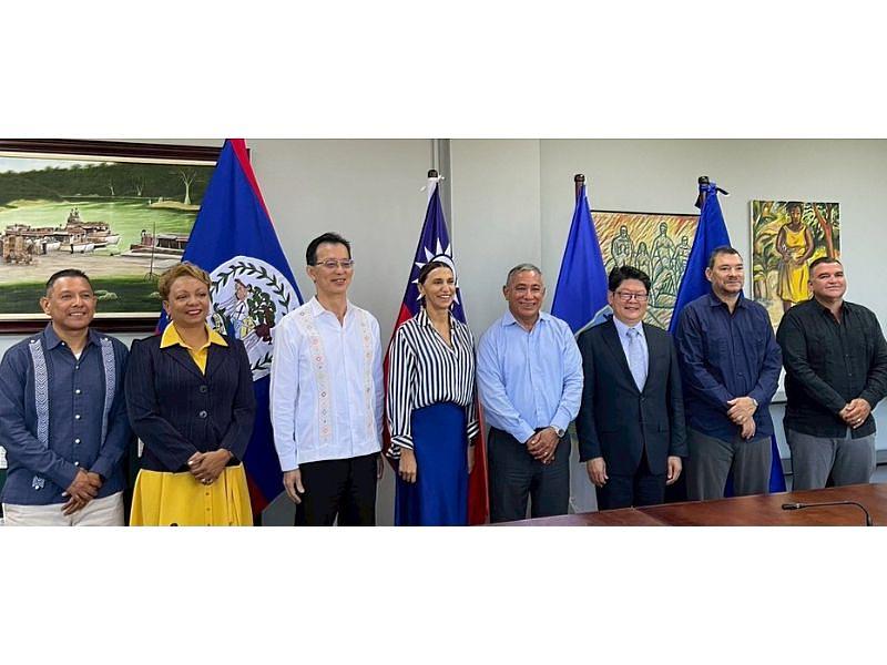 國合會秘書長黃玉霖（右3）、貝里斯總理布里仙紐（右4）、美洲開發銀行（IDB）集團駐貝里斯代表卡菈．岡薩雷斯（右5）、我國駐貝里斯大使館代辦黃峻昇參事（左3）與其他與會貴賓合影。