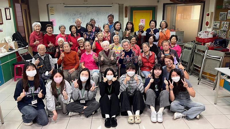 本鄉社區方案小組實習學生與社區長輩合影。
