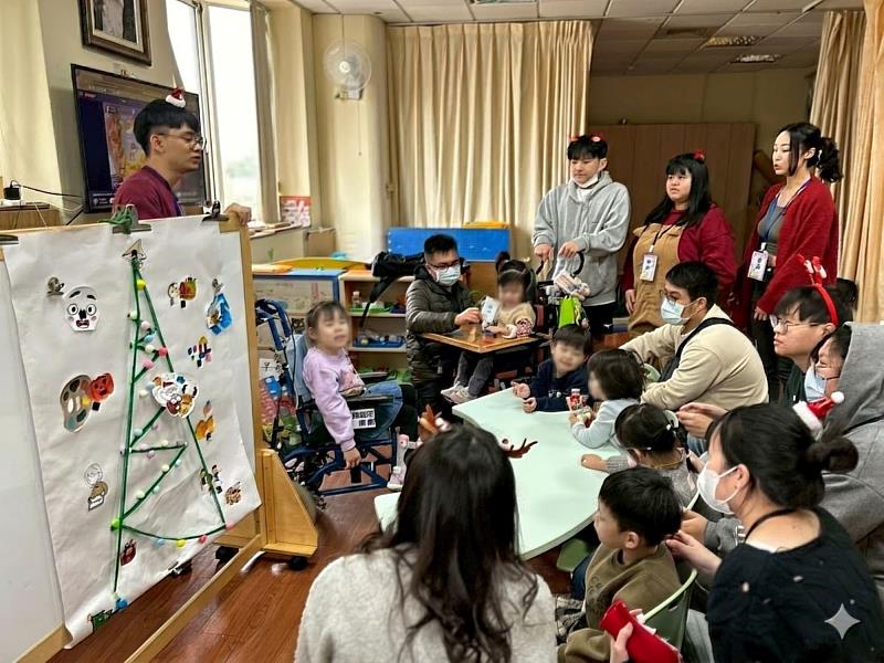 亞大社工系學生於愛心家園推動「希望新芽」方案，陪伴3至6歲早療兒童跨越障礙。