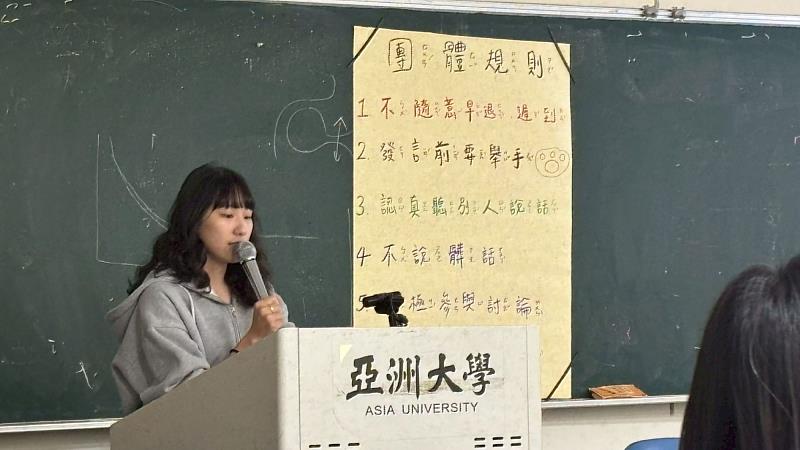 亞大社工系學生在臺中市太平區光隆社區發展協會進行成果發表。