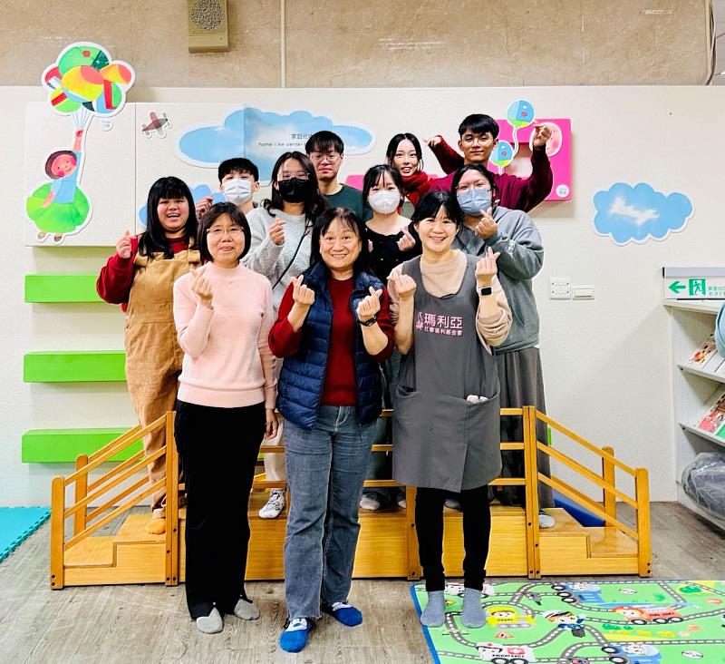 「希望新芽」小組在臺中市愛心家園早期療育中心實習，實習督導張素梅主任（前排中）、黃淑珊老師（前排右1）與同學們合影。