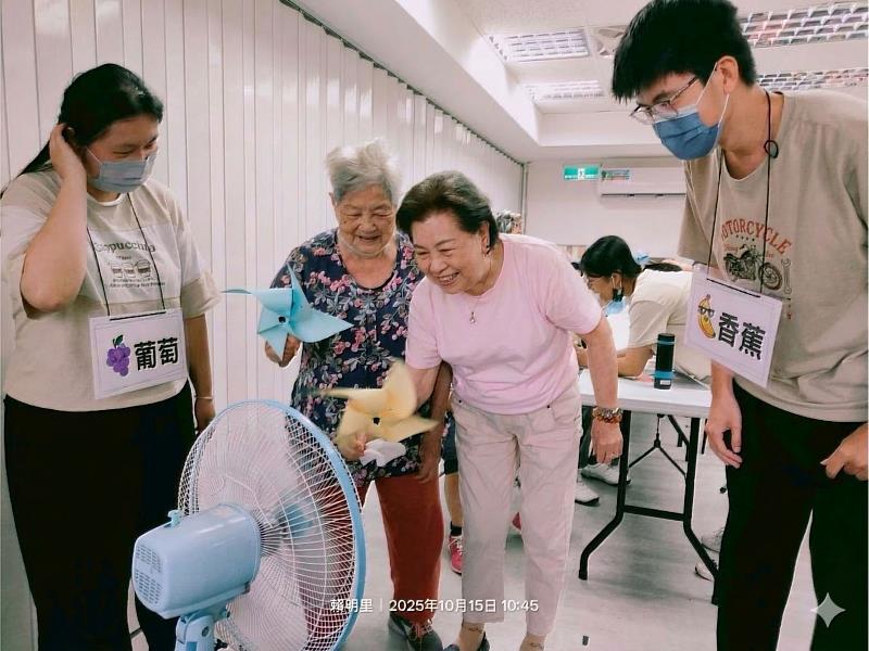 北柳社區失智者照顧據點方案小組「重拾童心，見證手作成就感」，長者完成懷舊「紙風車」製作，透過實際測試成品的過程，提升手部精細動作能力並獲得成就感。