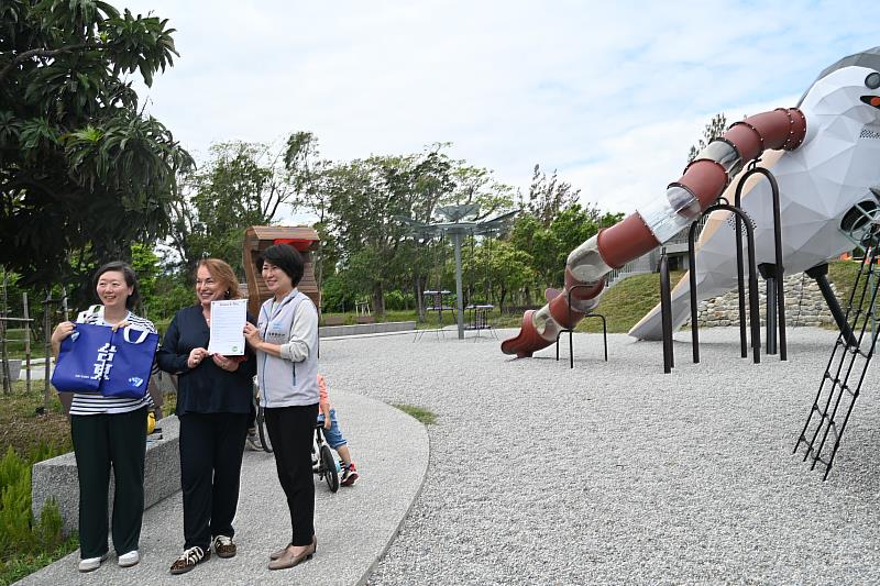 國際級認證!IPA主席親訪臺東森林公園 盛讚「烏頭翁遊戲場」為兒童友善城市典範