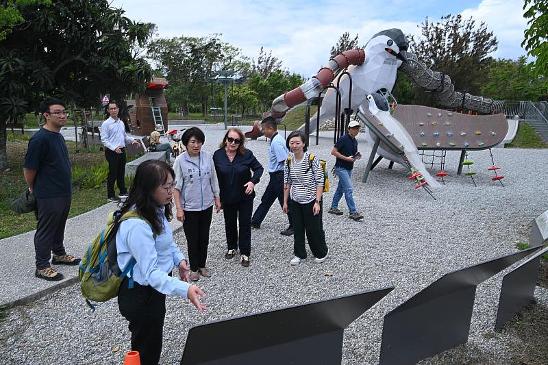 國際級認證!IPA主席親訪臺東森林公園 盛讚「烏頭翁遊戲場」為兒童友善城市典範