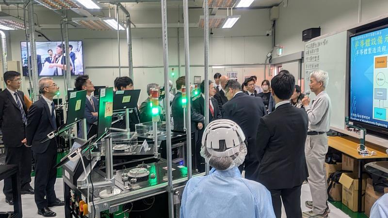 日本三重縣產業代表團參訪高科大「半導體製程設備技術人才培育基地」，了解實務導向的人才培育模式。