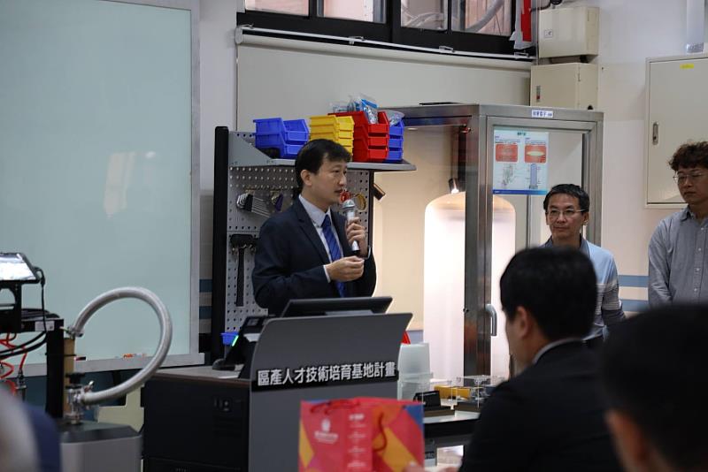 半導體工程系趙世峯主任向日本三重縣產業代表團介紹半導體設備實務教學與實驗室設備。