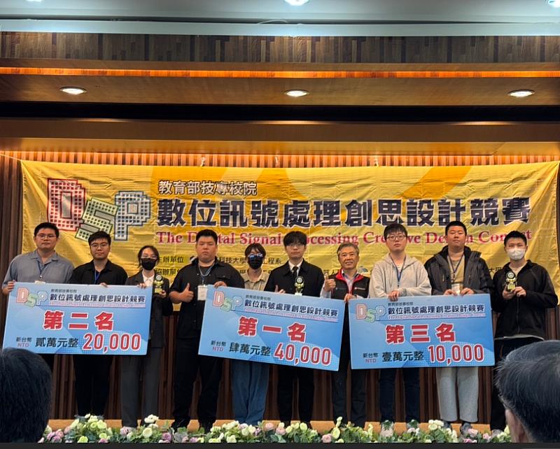 勤益得獎學生們和Microchip台灣區分公司何仁杰經理（右4）合影。