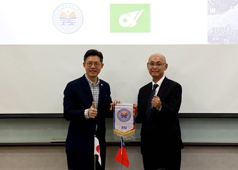 日本三重縣產業代表團訪問高科大半導體工程系，高科大產學營運處林志學產學長（左）與三重縣產業支援中心理事長更屋英洋（右）互贈紀念品。
