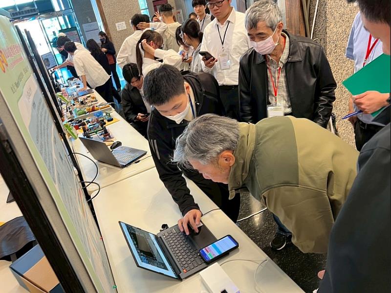 勤益參賽學生向評審們解說設計理念。