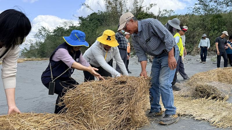 農廢再利用！縣府攜手中央與社區 強化卑南溪防塵行動