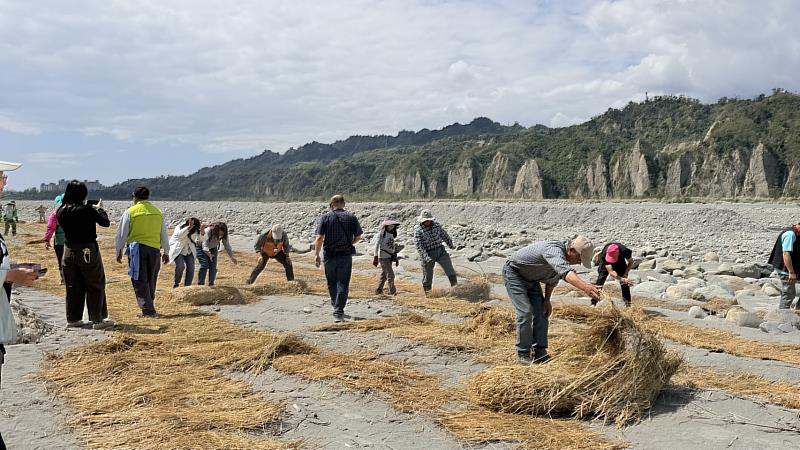 農廢再利用！縣府攜手中央與社區 強化卑南溪防塵行動