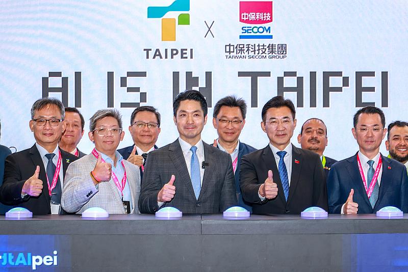 台北市政府願景館以「AI is in Taipei」為核心主題，與智慧城市開創者中保科技共同策展。台北市長蔣萬安（中）與立法院副院長江啟臣（右前2）及中保科董事長林建涵（左前2）等貴賓於智慧城市展開幕合影。