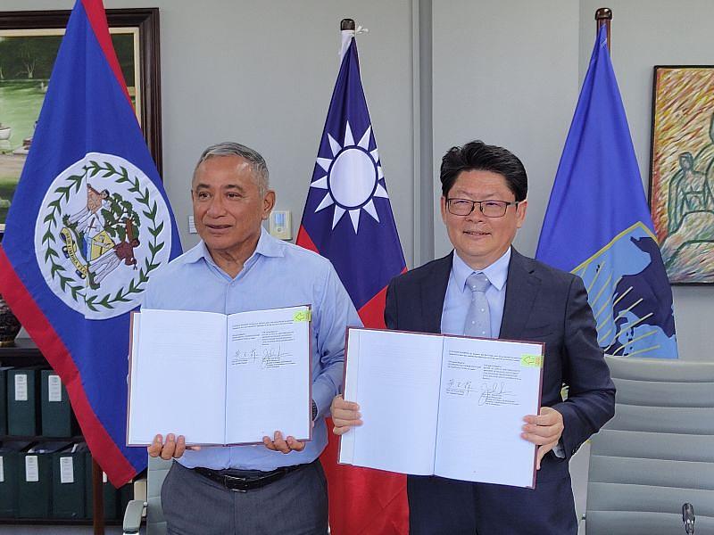 International Cooperation and Development Fund (TaiwanICDF) Secretary General Dr. Yu-Lin Huang signed the loan and coordination agreements for the Program to Improve Labor Force Participation and Employability in Belize with Prime Minister John Briceño of Belize.