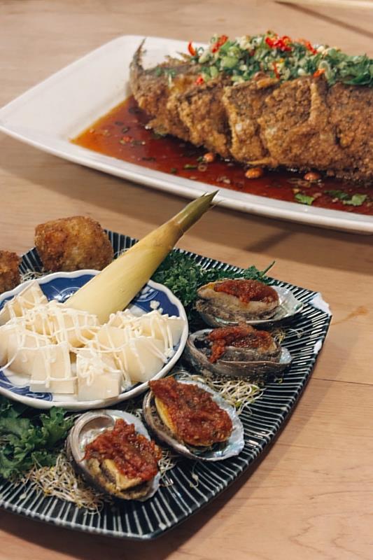 「筑馨居」結合老宅空間與在地飲食文化，即使只有兩個人，也可以吃到辦桌文化的臺菜佳餚。