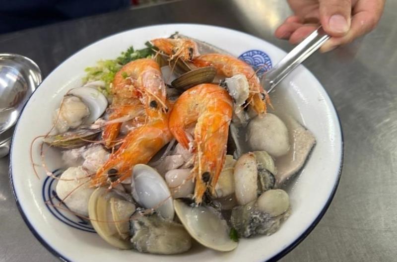 「謝掌櫃虱目魚粥」的虱目魚海鮮總匯粥，超多種海鮮料鋪在米粥上，是當地人最愛的美食。