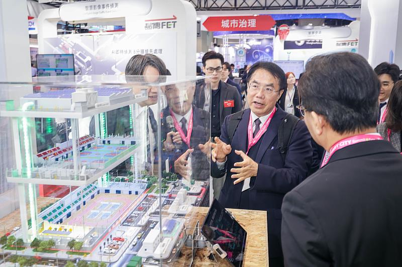 台南市長黃偉哲（中）參觀遠傳「淨零暨防災微電網」應用。